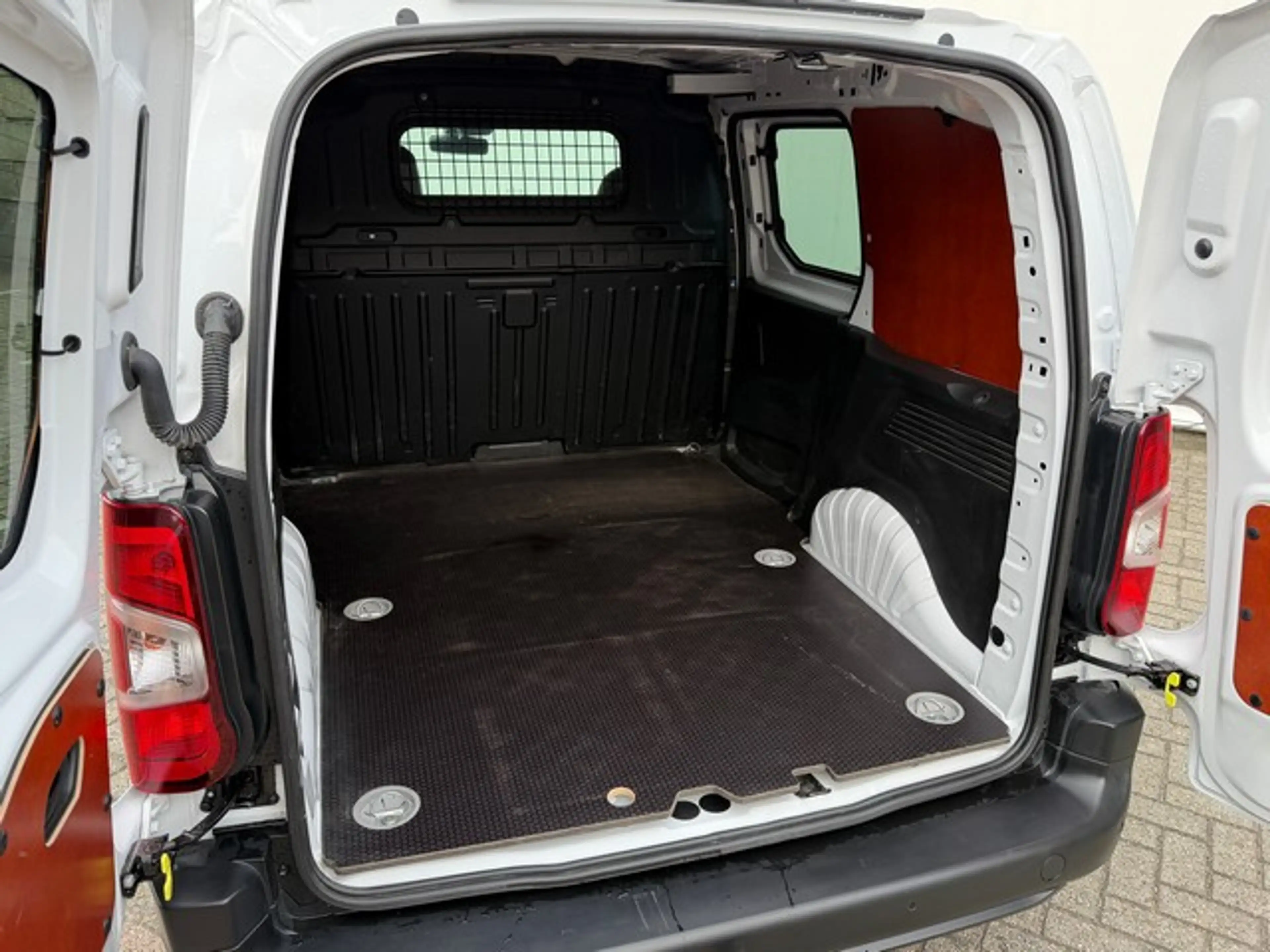Opel Combo 1.5 BlueHDi met Leer, 2 Voorstoelen, PDC, Trekhaak — photo 11