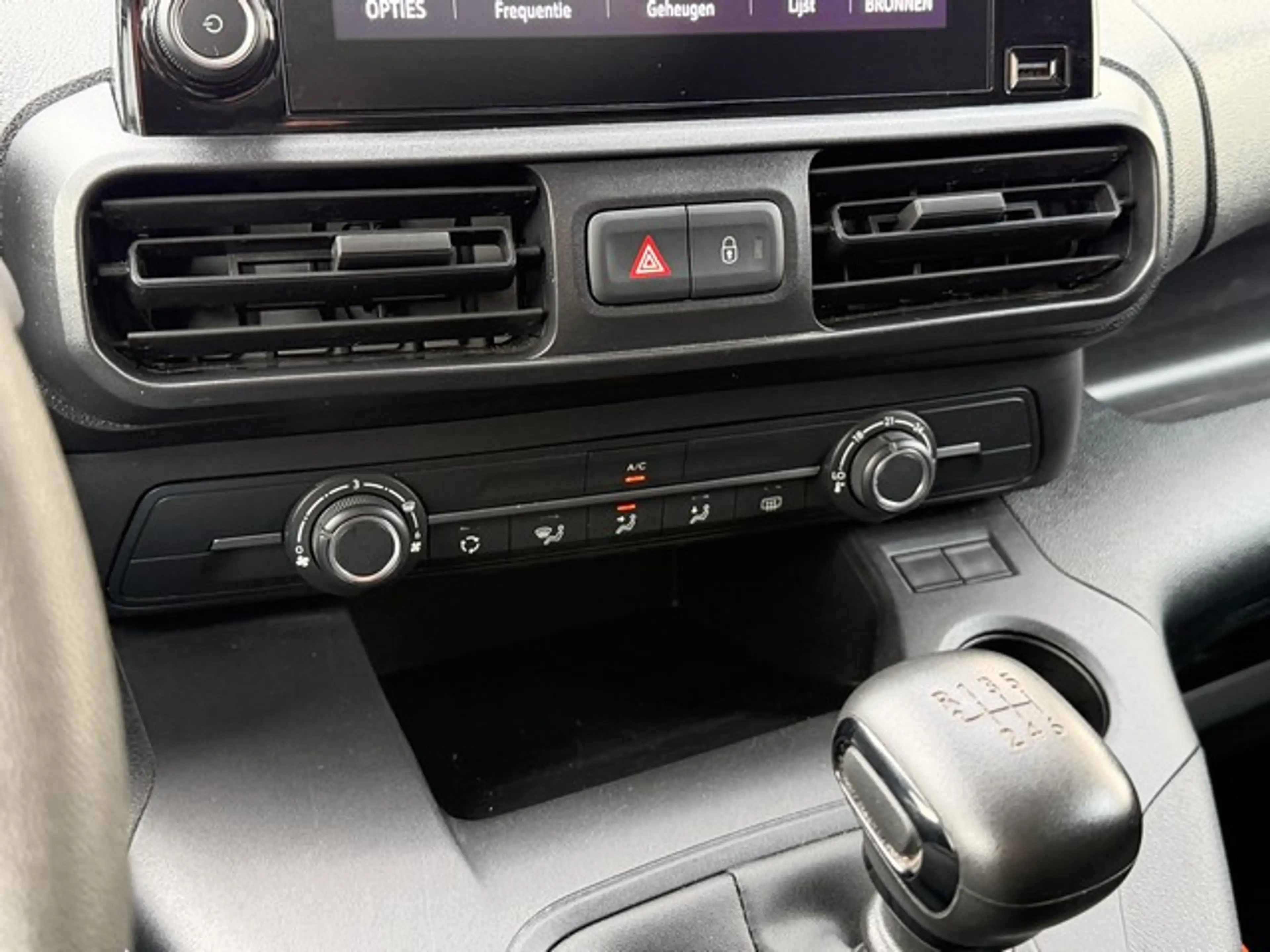 Opel Combo 1.5 BlueHDi met Leer, 2 Voorstoelen, PDC, Trekhaak — photo 16
