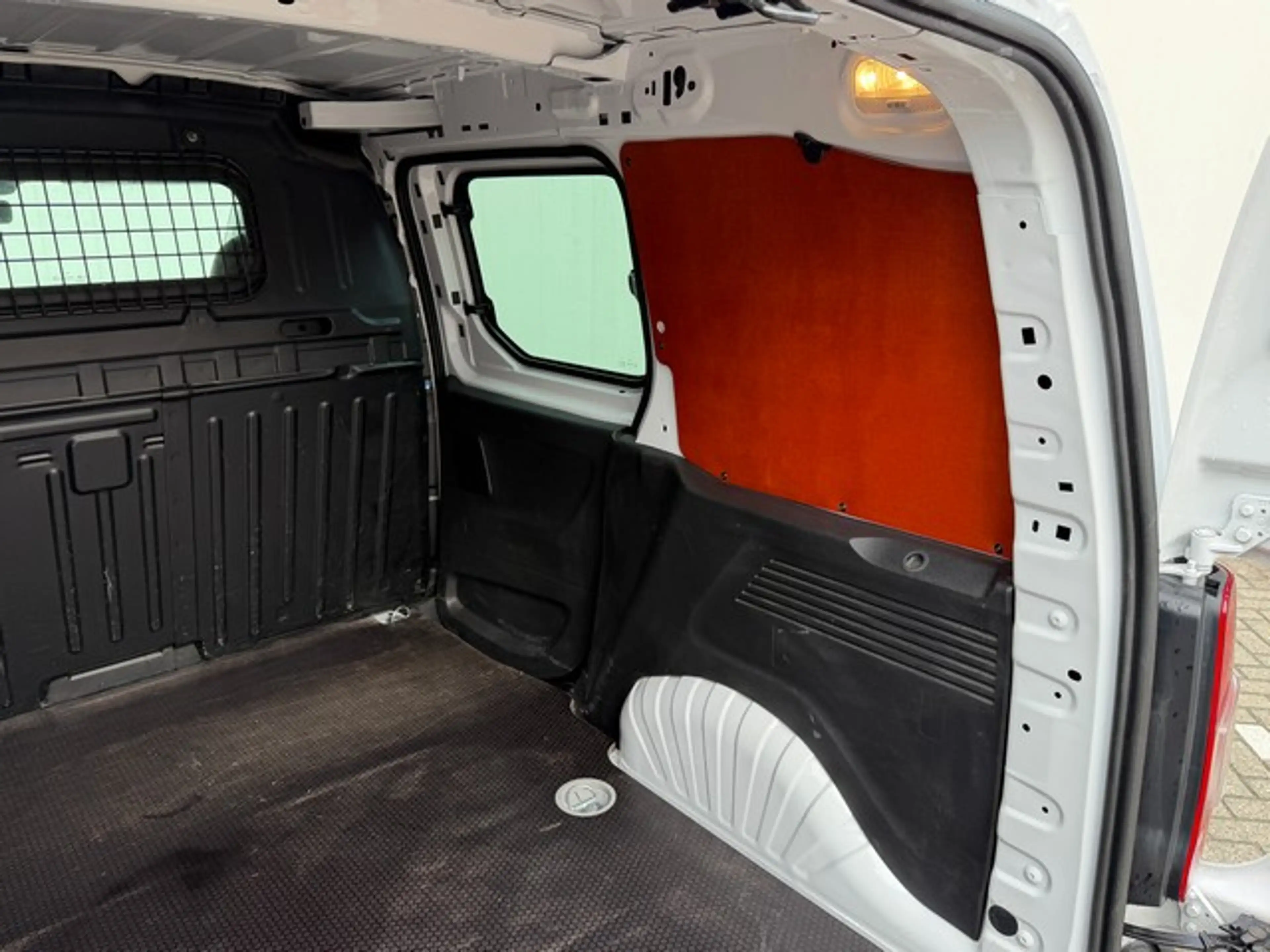 Opel Combo 1.5 BlueHDi met Leer, 2 Voorstoelen, PDC, Trekhaak — photo 12