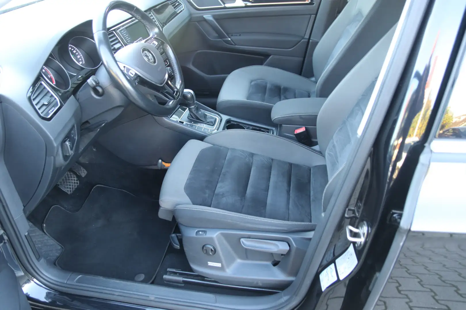 Volkswagen Golf Sportsvan 1.2 TSI Highline / Navigatie / Climate / Stoelverw Zwart - 2