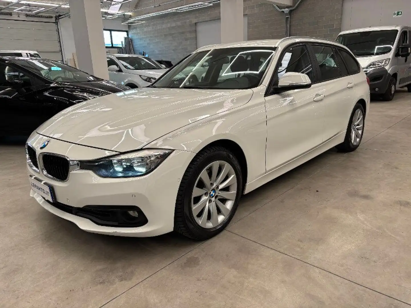 BMW 318 318d Touring Business Advantage aut. White - 1