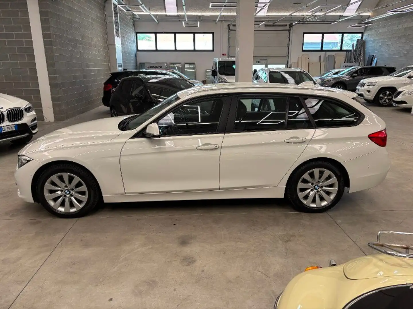 BMW 318 318d Touring Business Advantage aut. White - 2