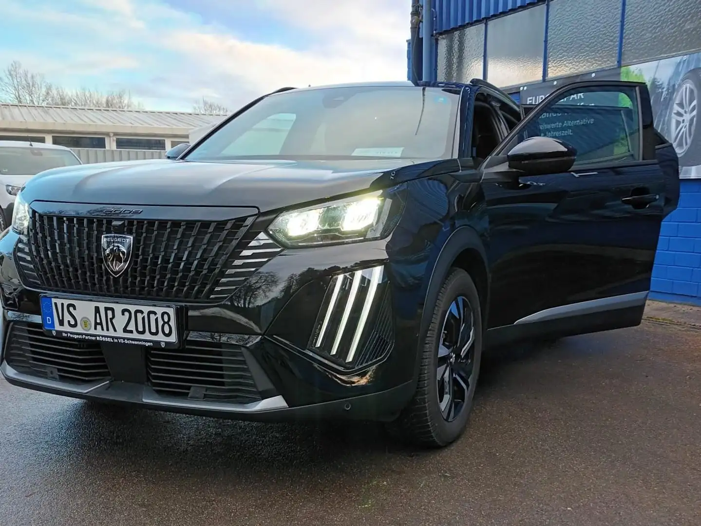 Peugeot 2008 Hybrid 136 Allure Schwarz - 1