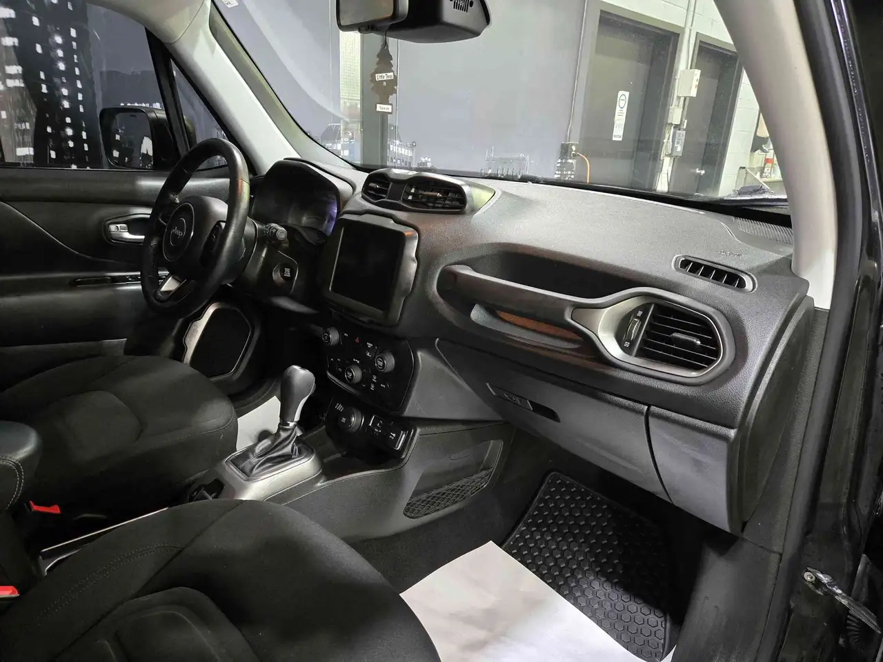 Jeep Renegade снимка Jeep Renegade