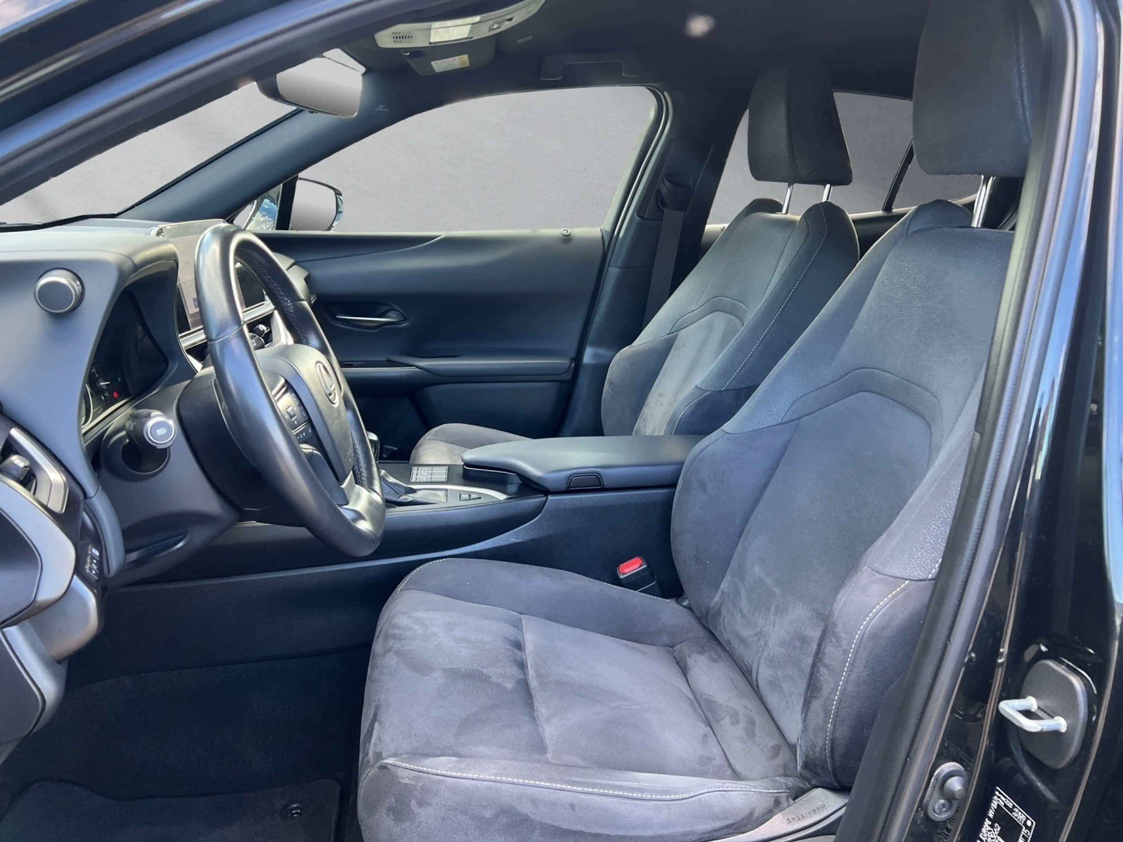 Lexus UX 250h 250h STYLE EDITION 1HD+CARPLAY+PDC+SHZ+LED — photo 9