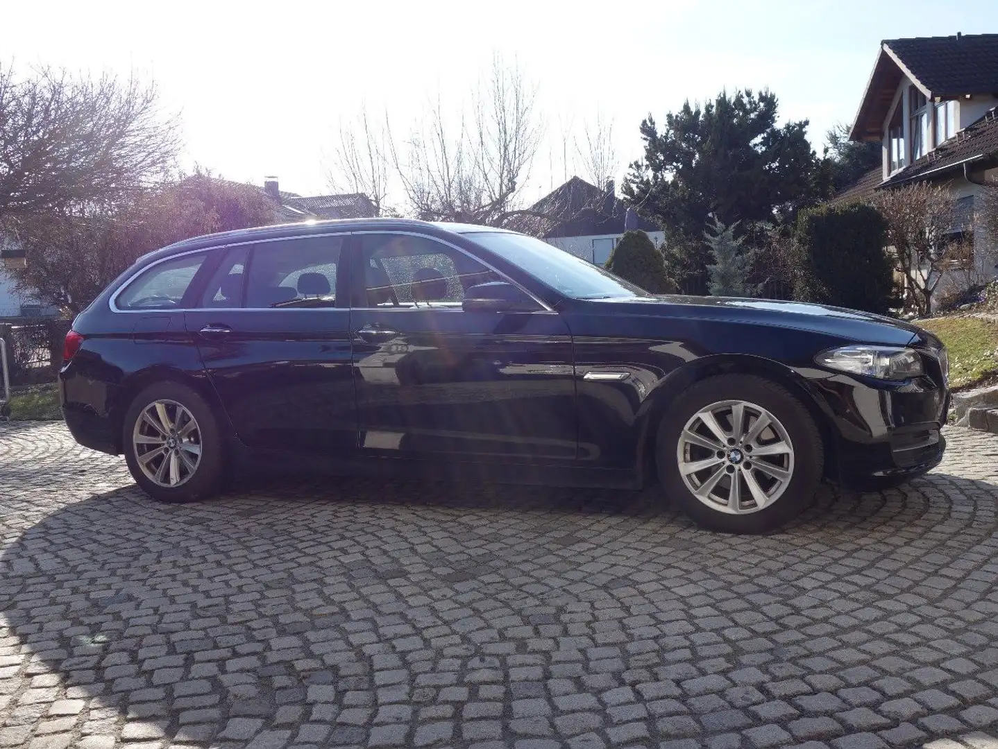 BMW 518 518d Touring Aut. Černá - 2