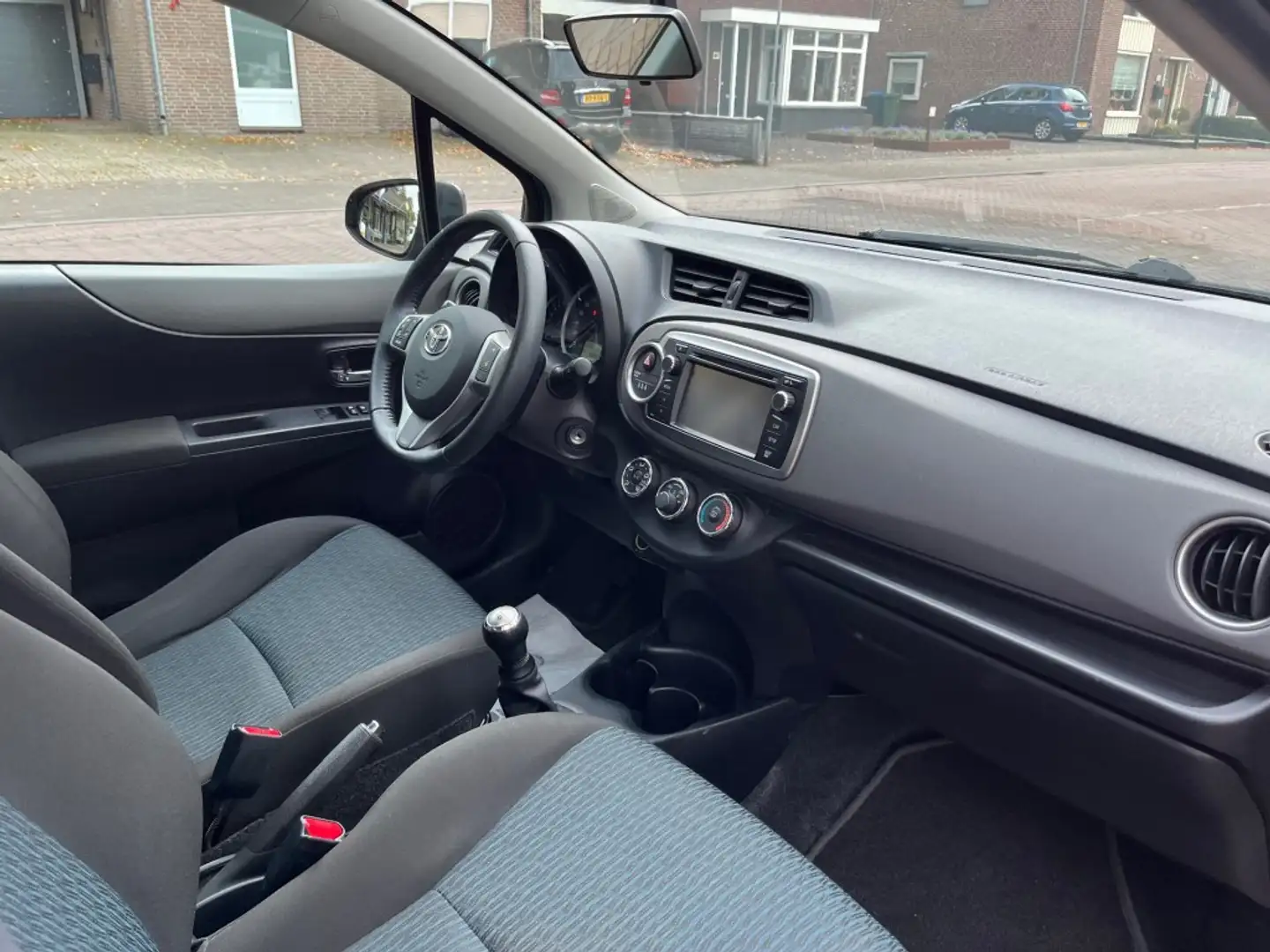 Toyota Yaris 1.0 VVT-I ASPIRATION / AIRCO / CAMERA / BLUETOOTH Grijs - 2