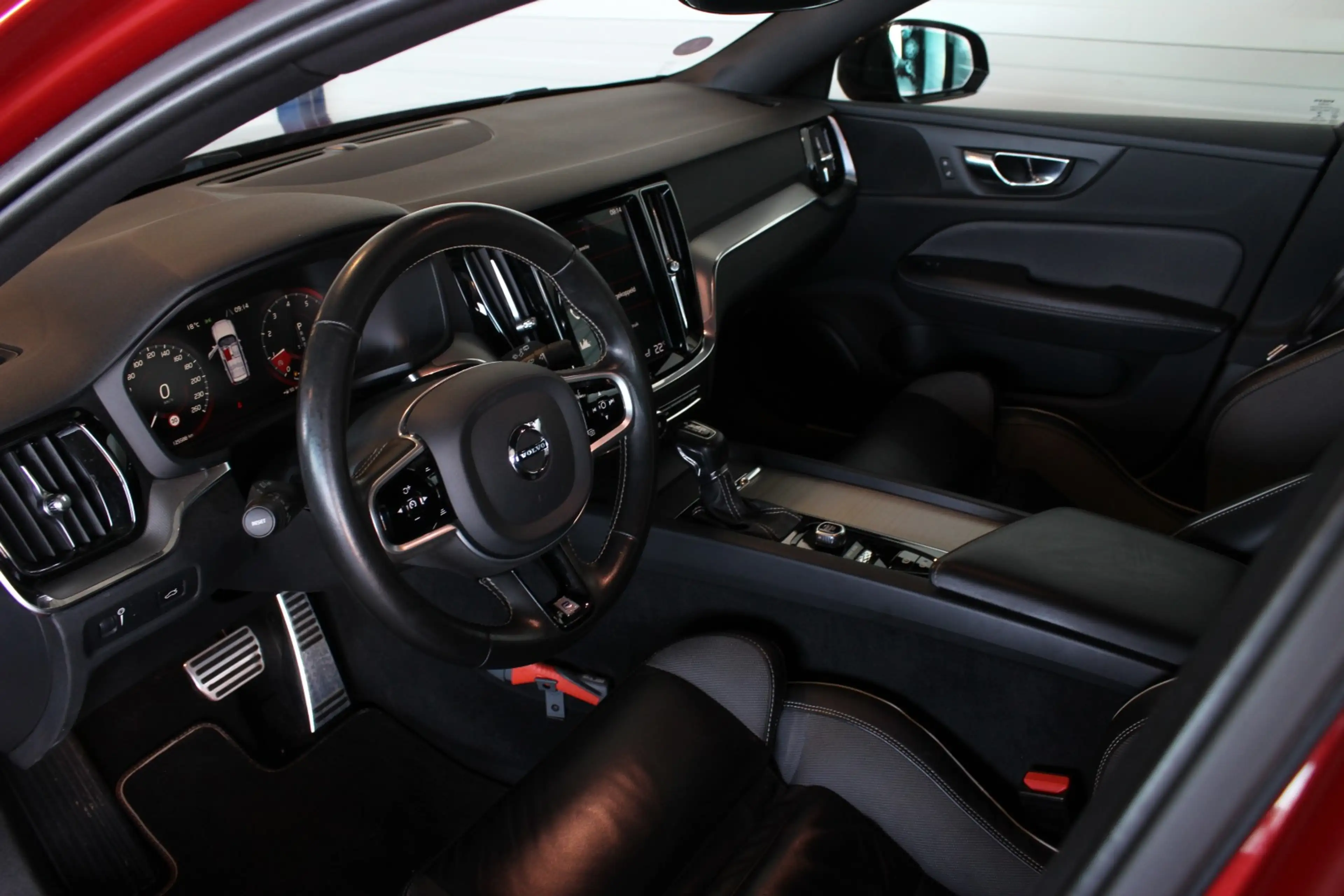 Volvo V60 2.0 T4 R-Design Trekhaak | Pano | Camera | Leder | — photo 3