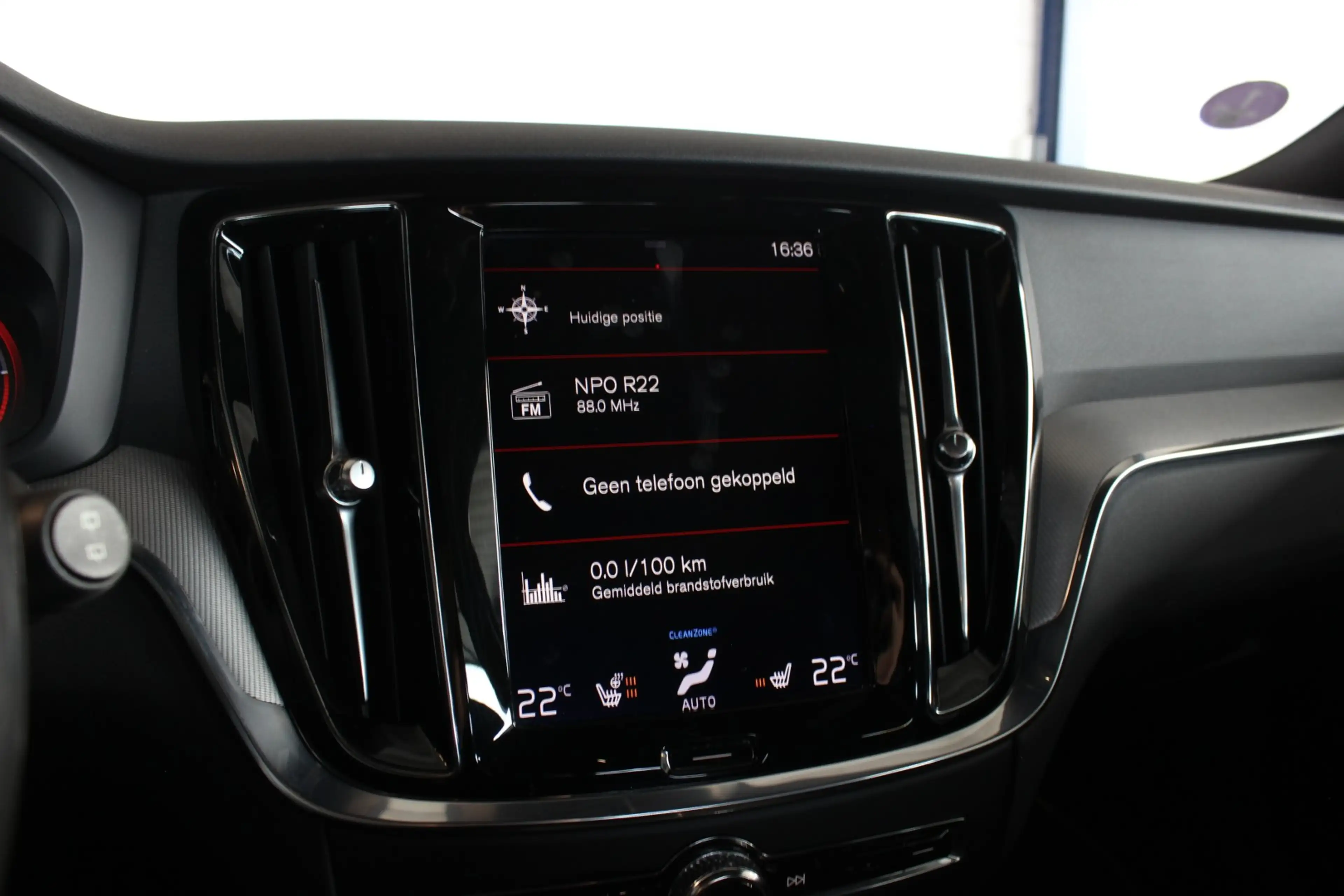 Volvo V60 2.0 T4 R-Design Trekhaak | Pano | Camera | Leder | — photo 14