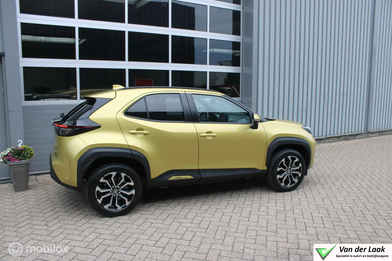 Toyota Yaris Cross 1.5 Hybrid Dynamic NL Auto NAP Geel - 2
