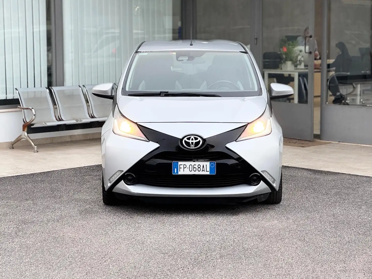 Toyota Aygo 1.0 Benzina 69CV E6 Neo. Automatica - 2018 Argento - 2