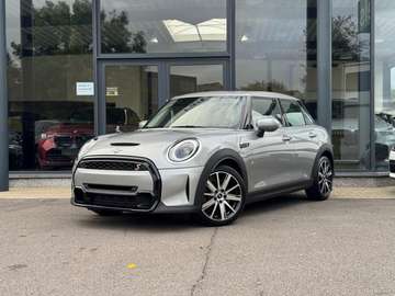 5-deurs AUT. / CAM / LEER / NAVI / KEYL / CARPLAY