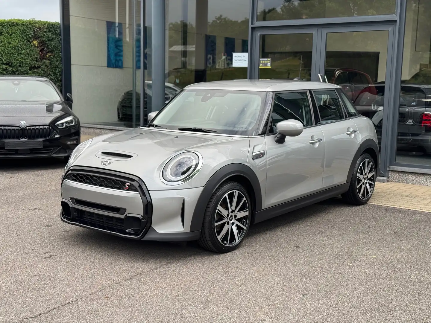 MINI Cooper S 5-deurs AUT. / CAM / LEER / NAVI / KEYL / CARPLAY Argent - 2