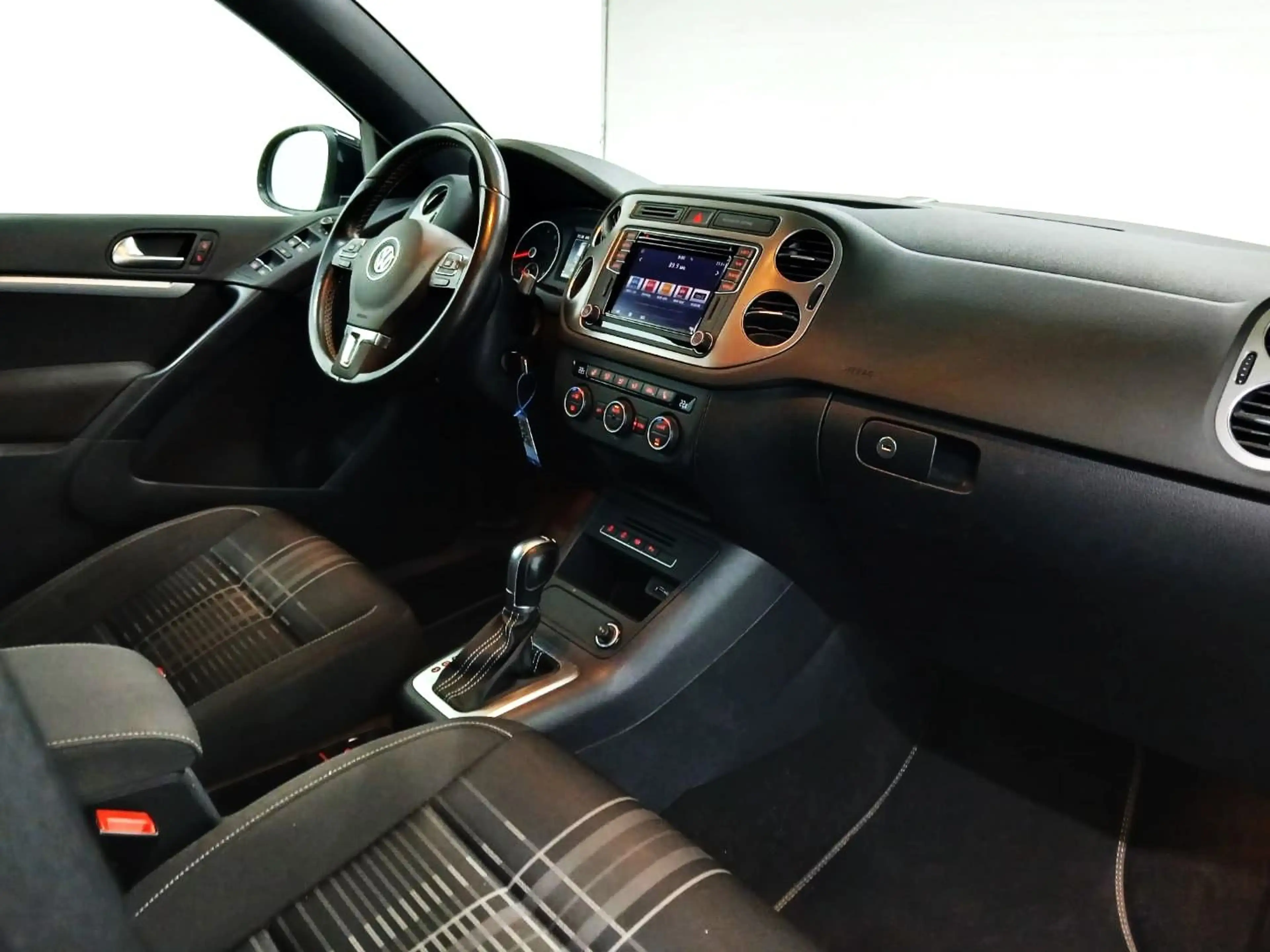 Volkswagen Tiguan 1.4TSI DSG Sport & Style|AHK|R-CAM|1.HAND — photo 10