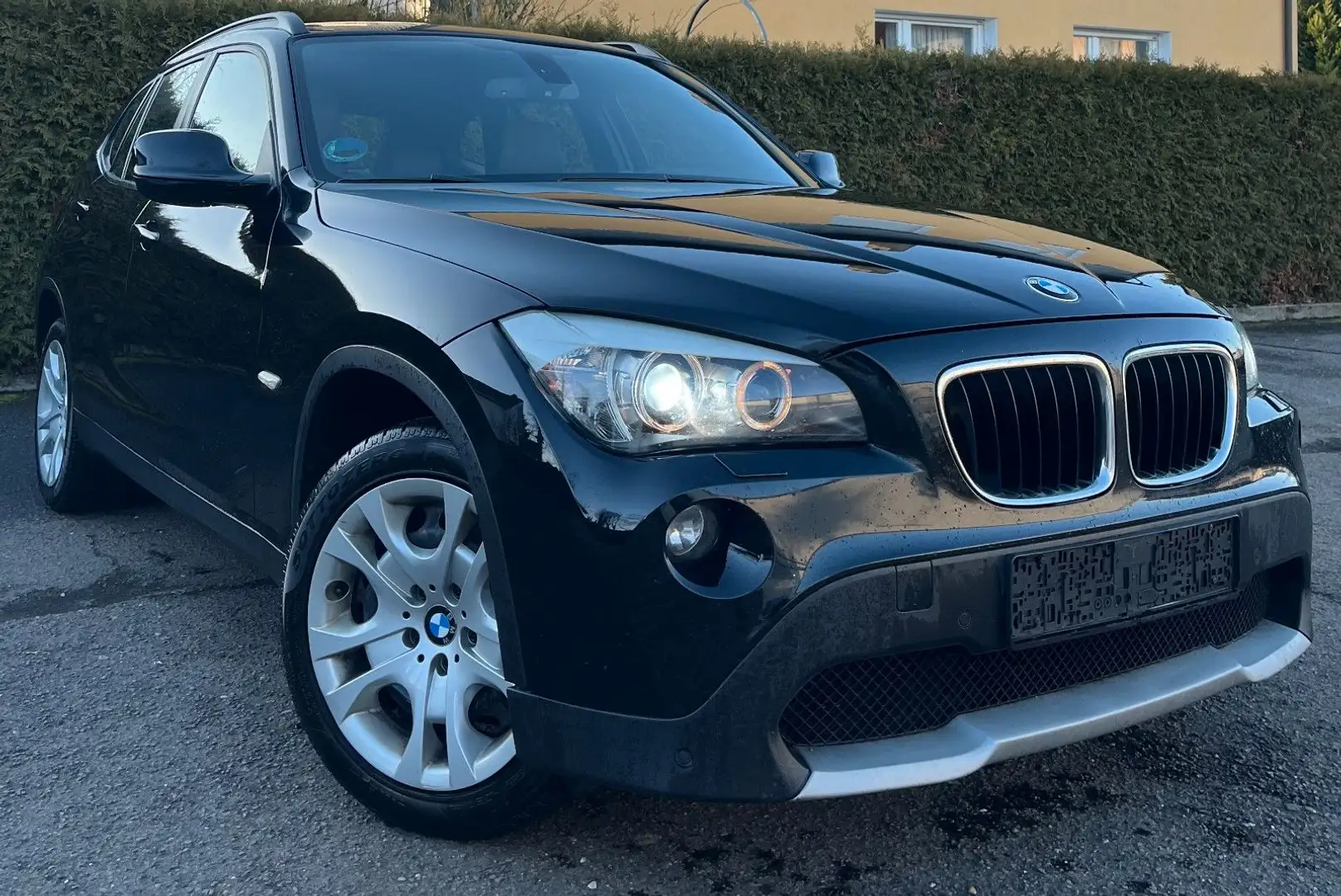 BMW X1 sDrive18d XENON PDC NAVI SPORTSITZE TOP Negro - 1