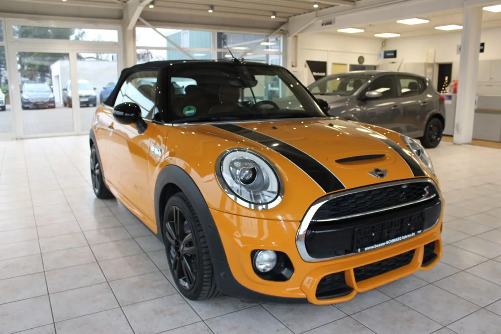MINI Cooper S Cabrio Mini Cooper S Cabrio Orange - 2