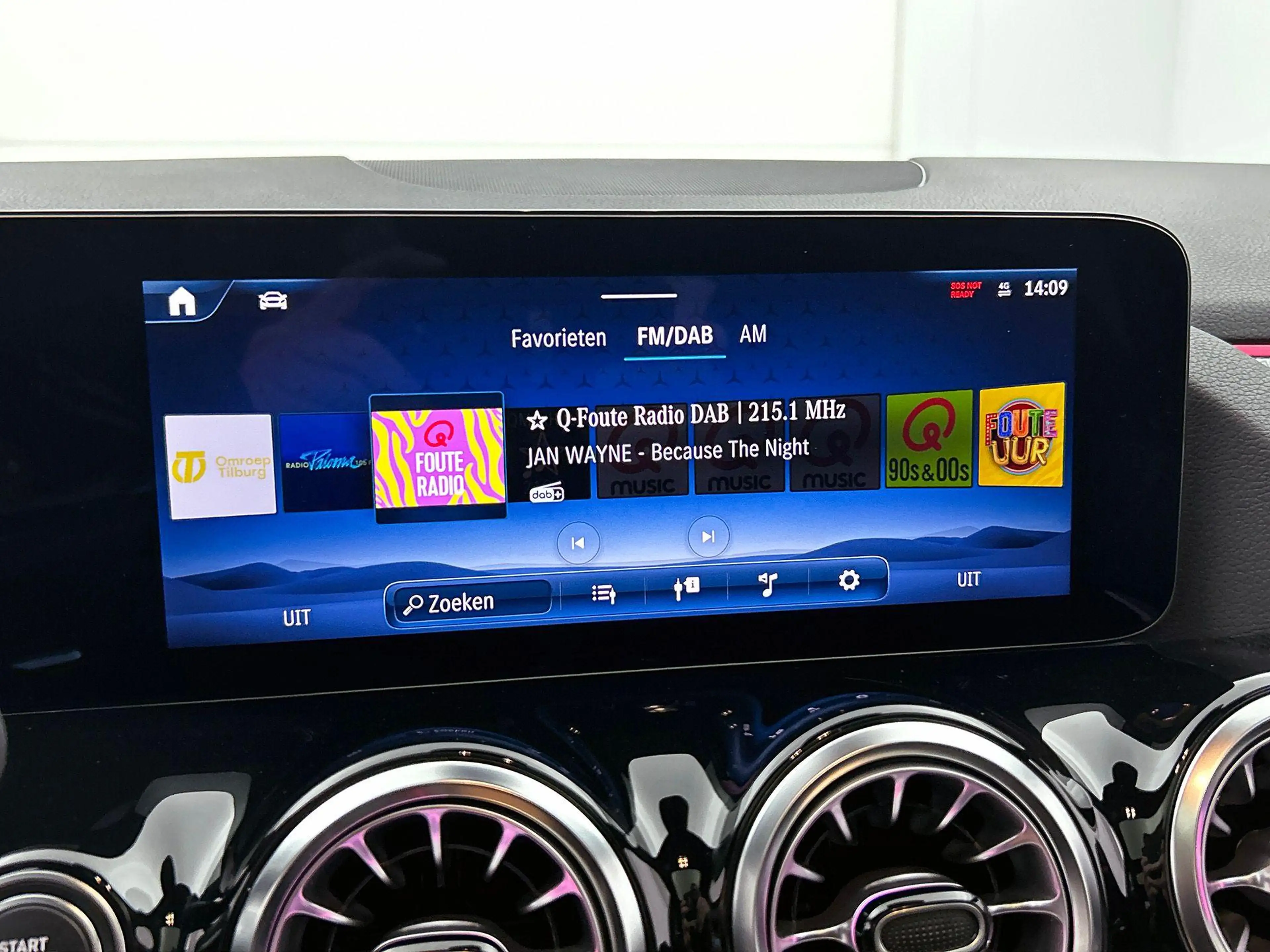 Mercedes-Benz GLA 250 GLA e AMG Line — photo 14