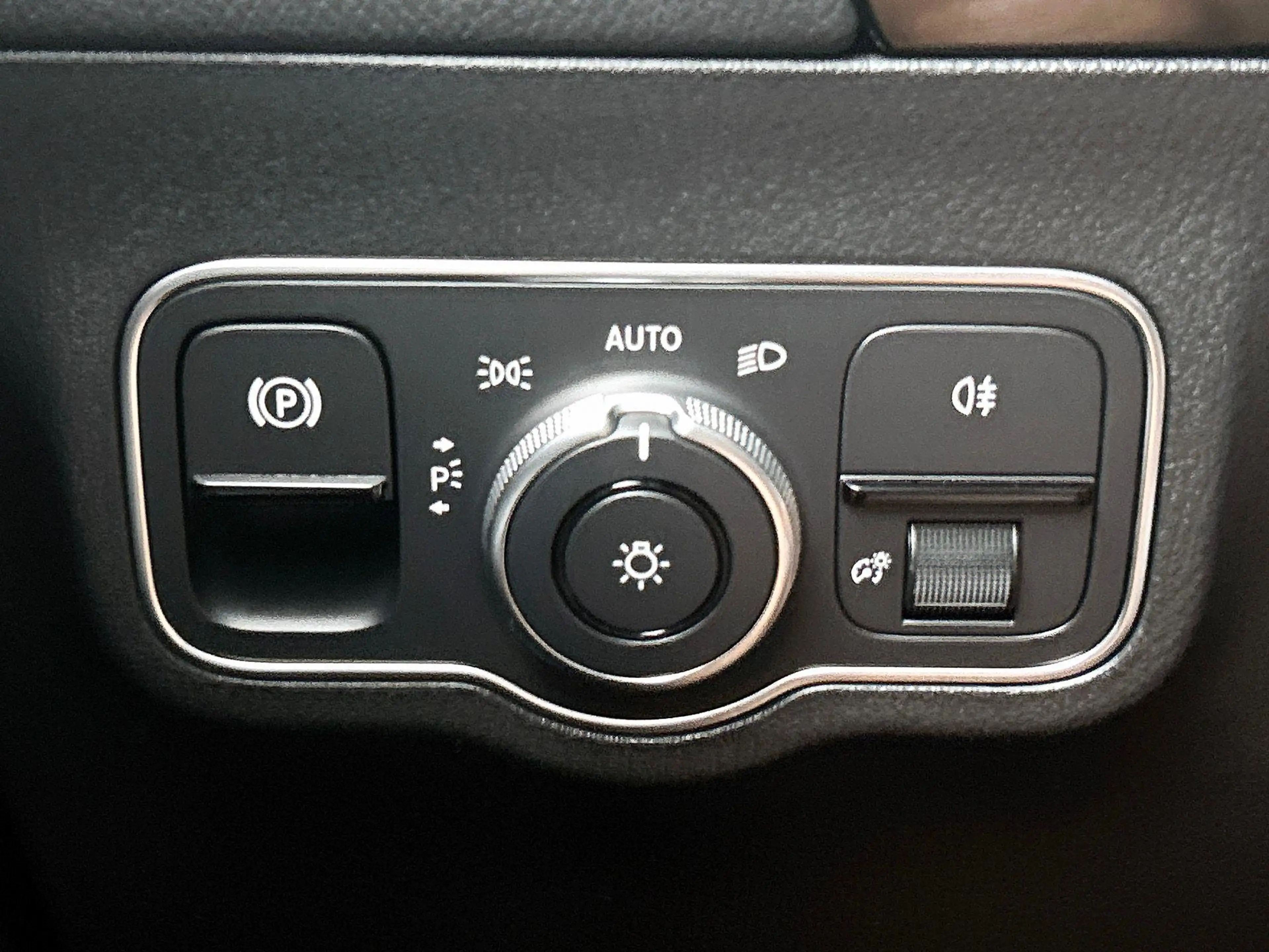 Mercedes-Benz GLA 250 GLA e AMG Line — photo 12