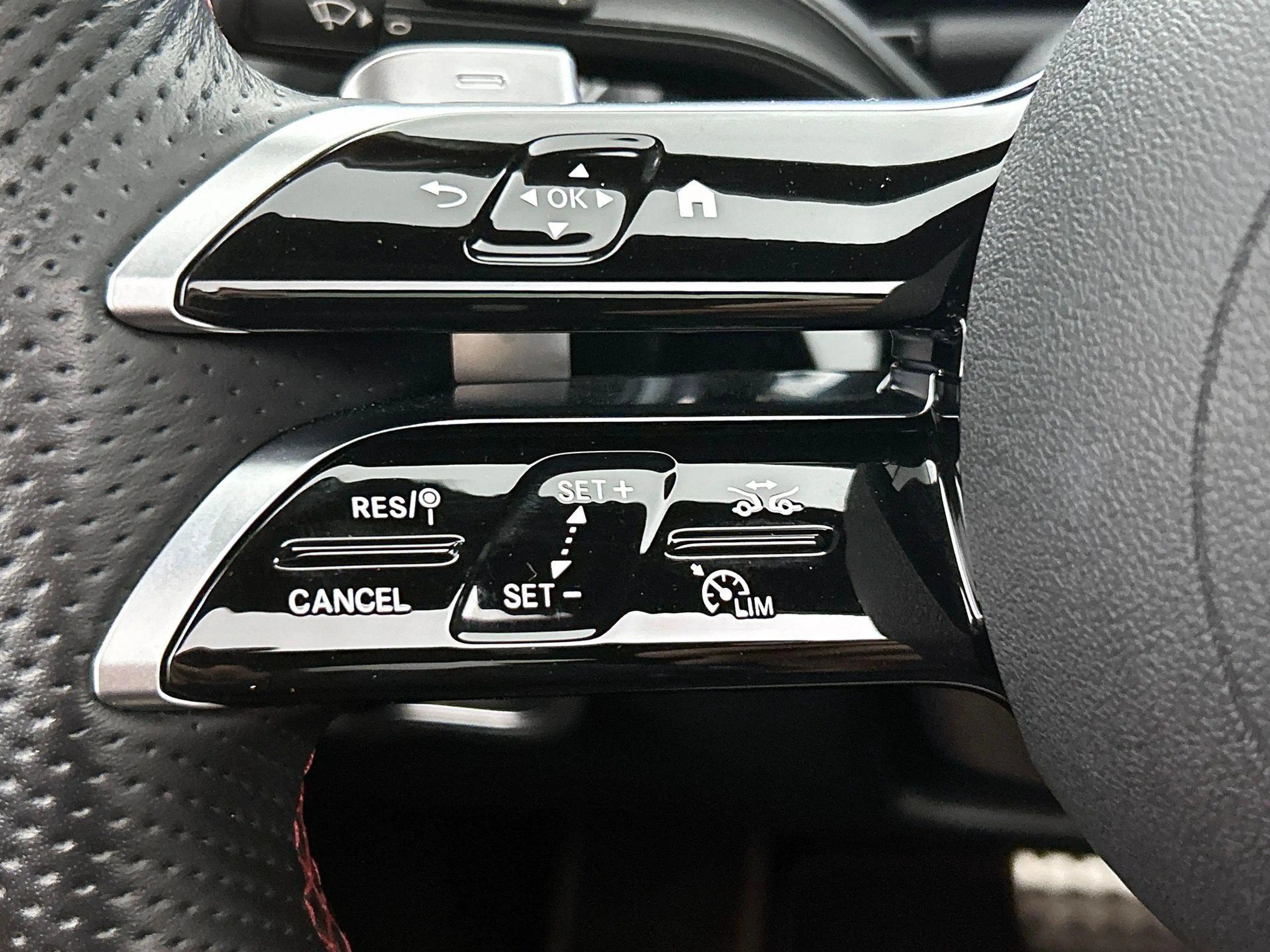 Mercedes-Benz GLA 250 GLA e AMG Line — photo 13