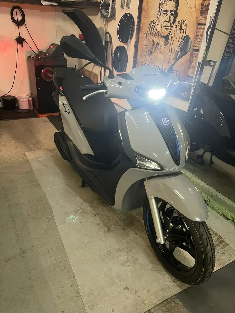 Piaggio Sonstige Nagel Neuer Piaggio Mit 0,4 Km Gelaufen . Grau - 1