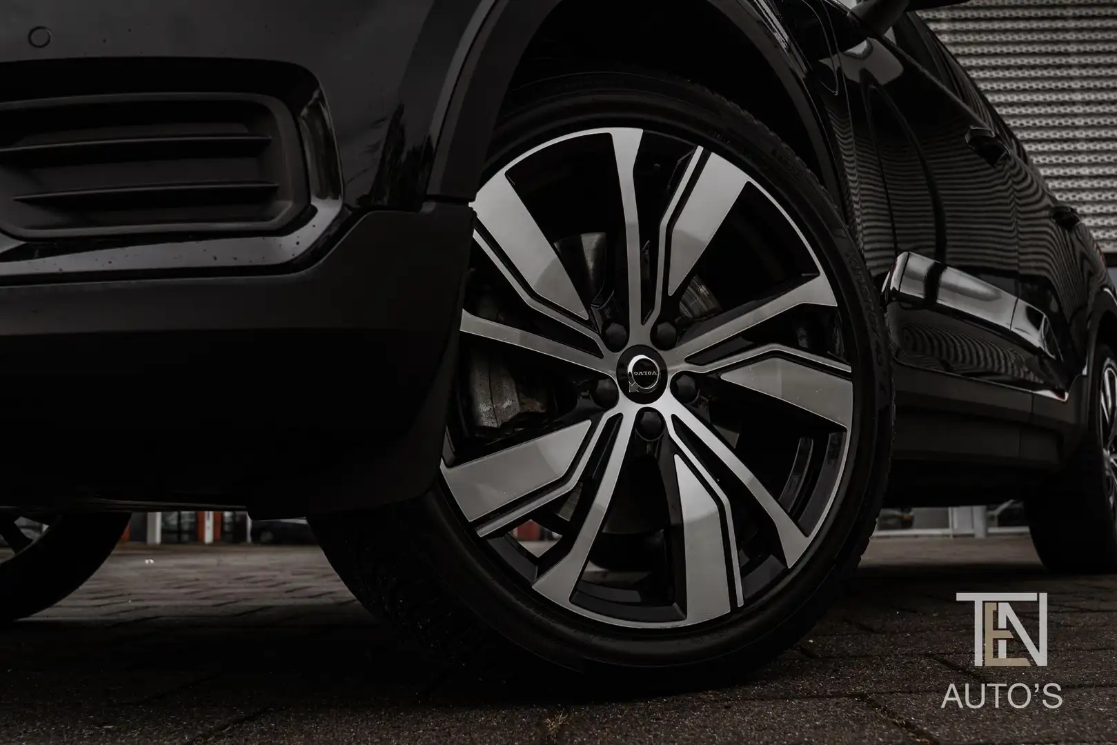 Volvo XC40 T4 Recharge R-Design | Luxury | Keyless | Panodak Noir - 2