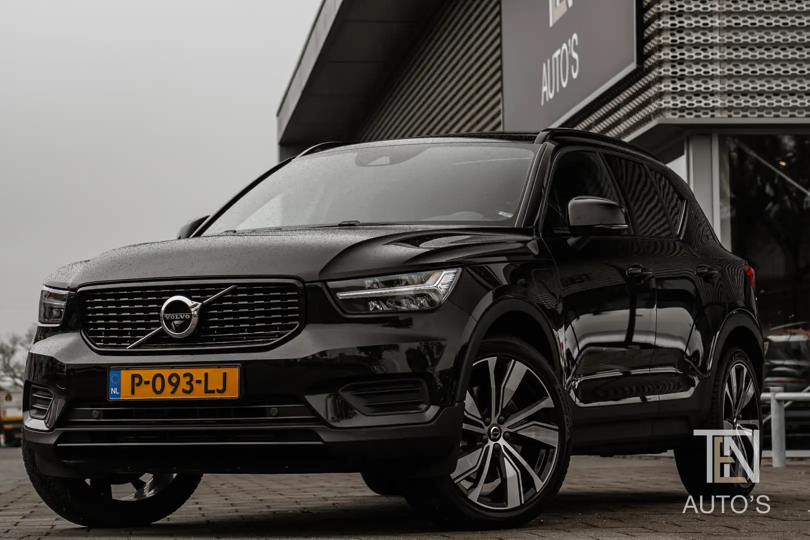 Volvo XC40 T4 Recharge R-Design | Luxury | Keyless | Panodak Noir - 1