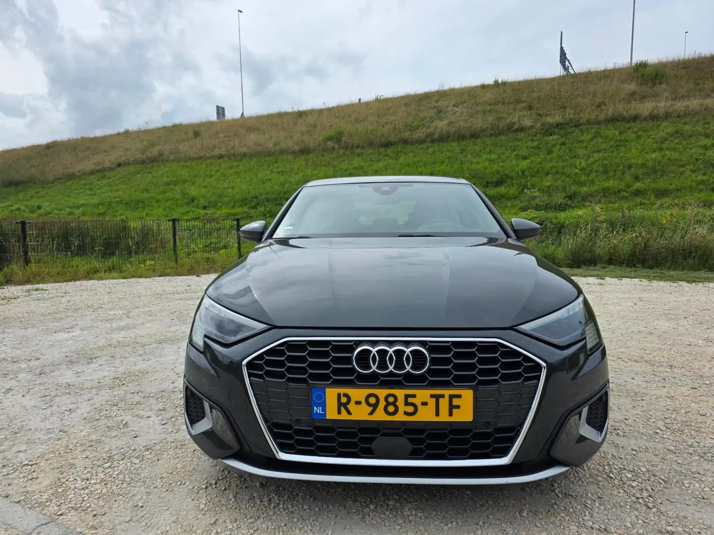 Audi A3 Limousine 35 TFSI S edition Grijs - 2