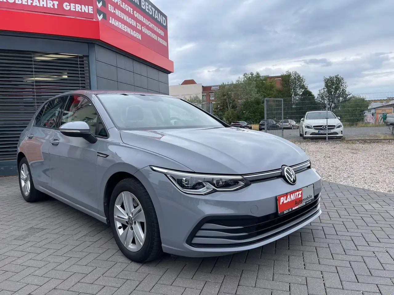 Volkswagen Golf Life / LED /abn. AHK / Verkehrzeichenerkennung — photo 1 of 27