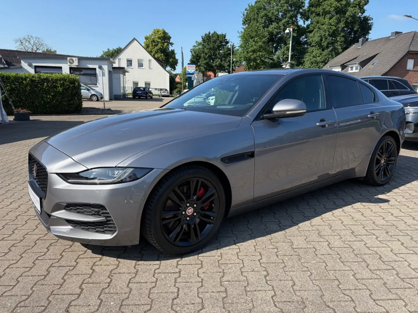 Jaguar XE D180 Black+1.Hand+Leder+360°+ACC+Schiebedach Gris - 1