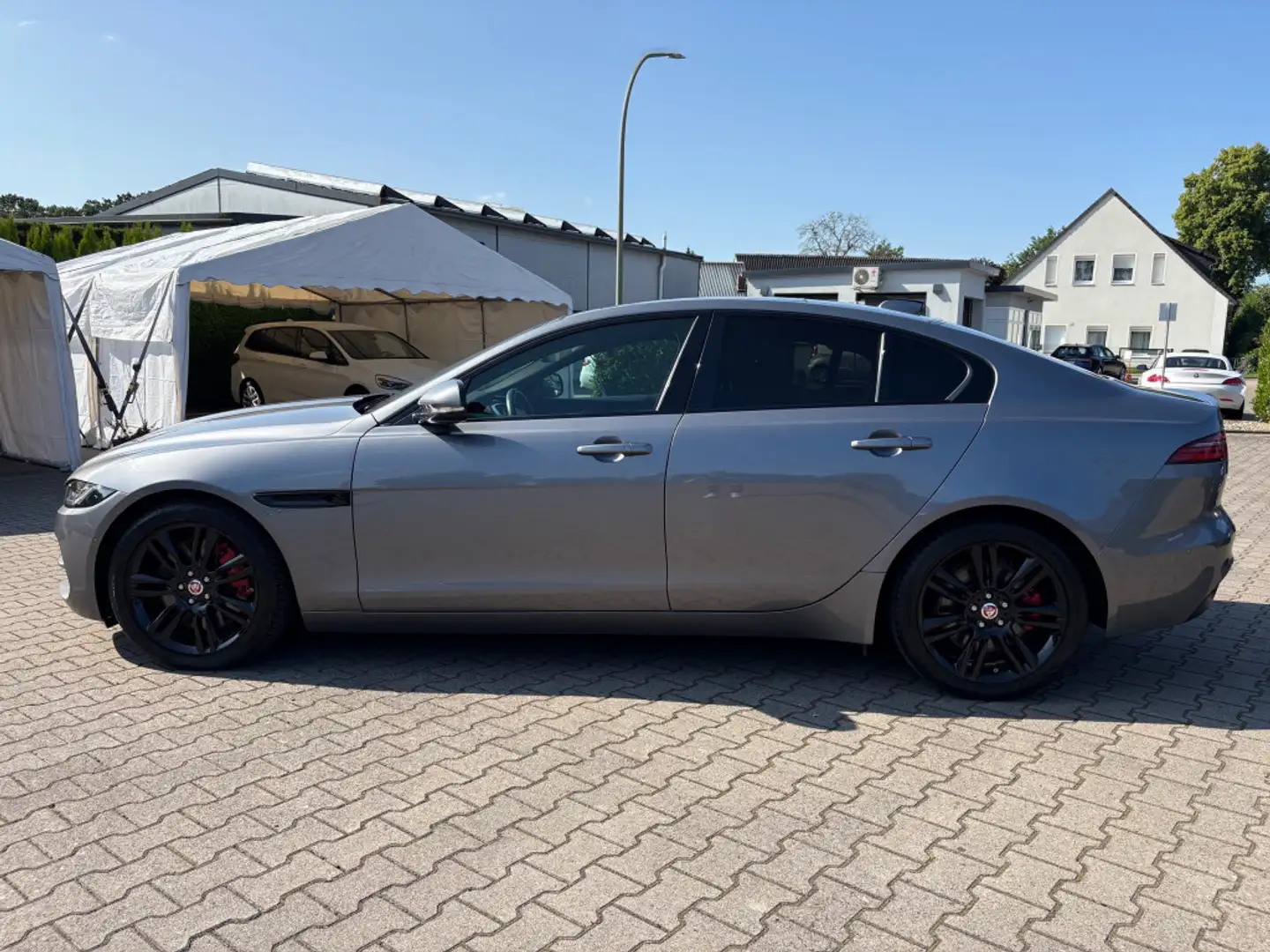 Jaguar XE D180 Black+1.Hand+Leder+360°+ACC+Schiebedach Gris - 2