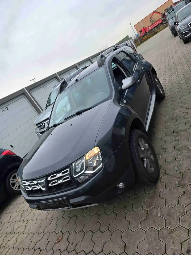 Dacia Duster I Celebration 4x2 Grün - 1