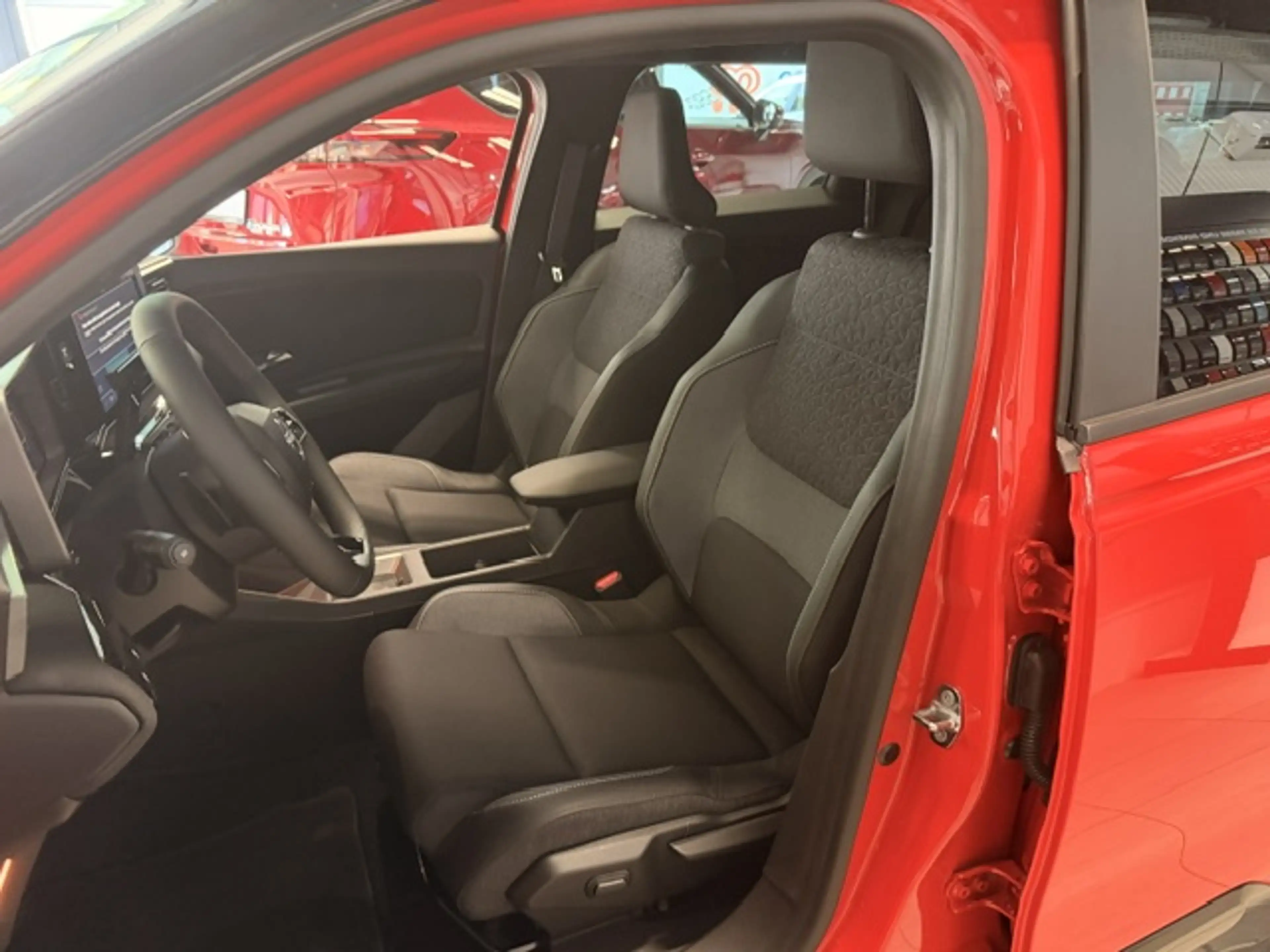 Nissan Micra 52 kWh ADVANCE Winter Paket 18 Iconic 2 Farben — photo 7