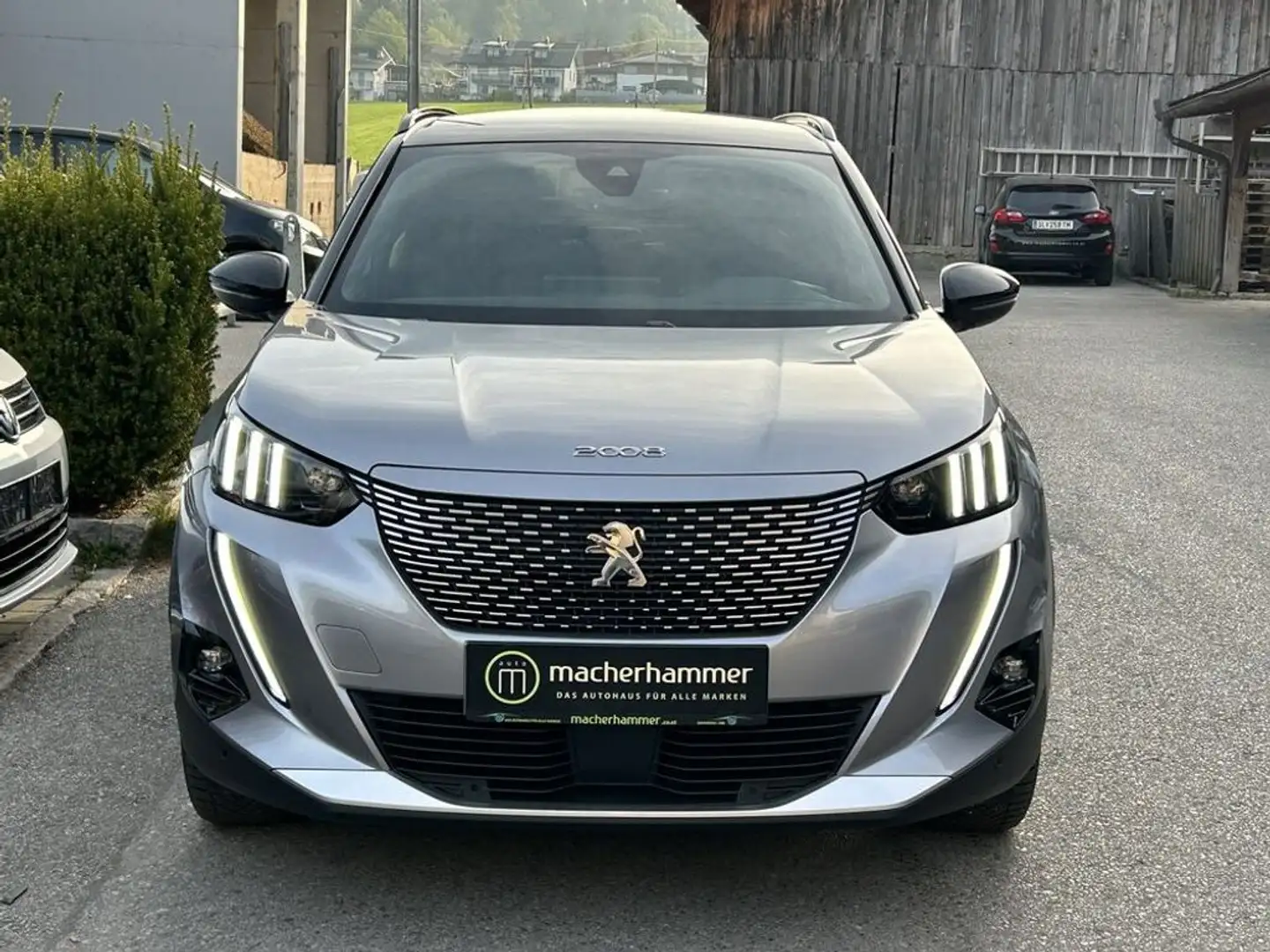 Peugeot 2008 (e-) GT *57kW*LED*NAVI* Grijs - 2