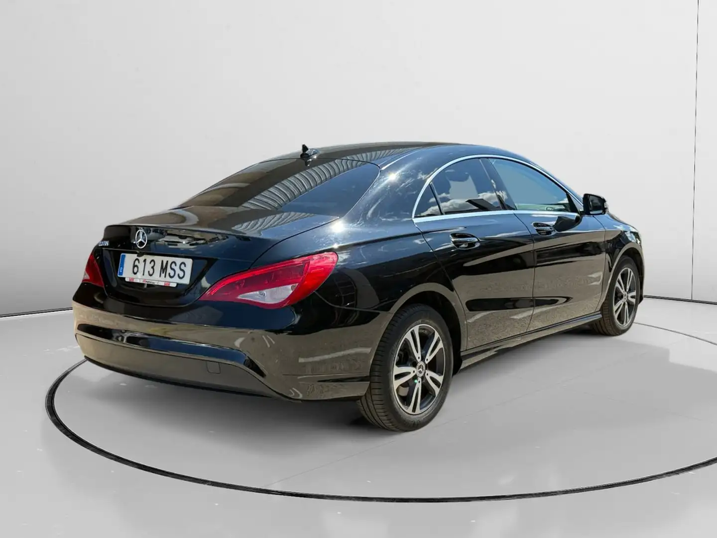 Mercedes-Benz CLA 180 Zwart - 2