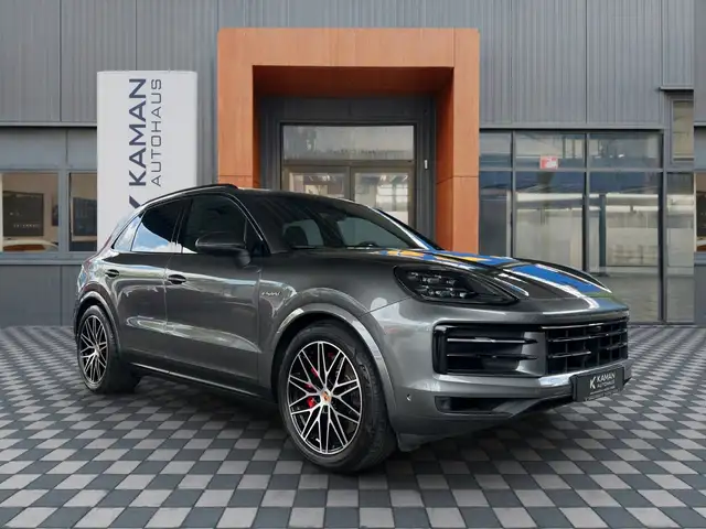 Porsche Cayenne view 4