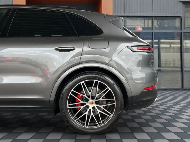 Porsche Cayenne view 29