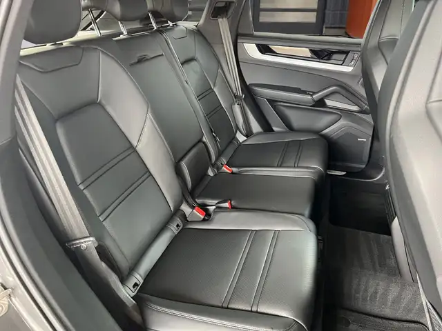 Porsche Cayenne view 21