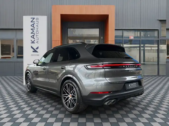 Porsche Cayenne view 24