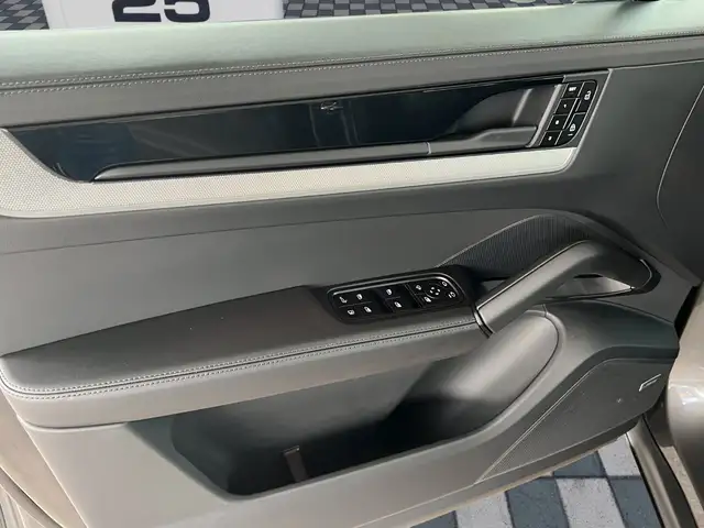 Porsche Cayenne view 18