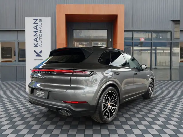 Porsche Cayenne view 25