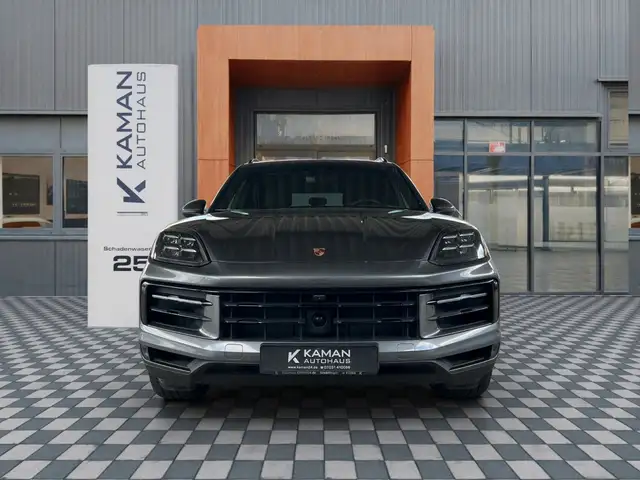 Porsche Cayenne view 3