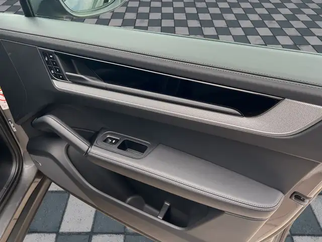 Porsche Cayenne view 19