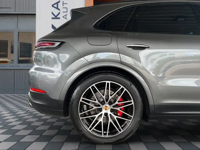 Porsche Cayenne view 30