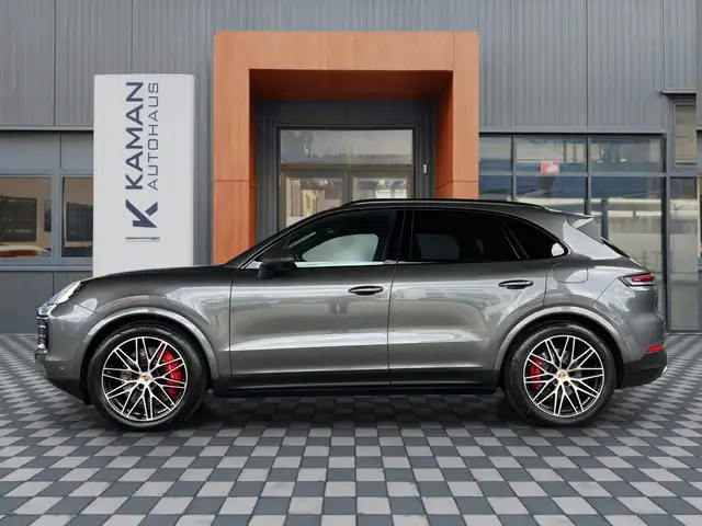 Porsche Cayenne view 23