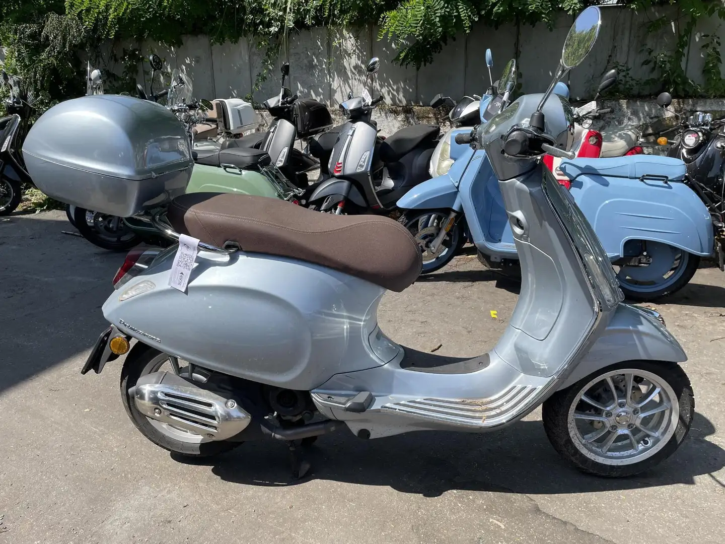 Vespa Primavera 50 mit Topcase nur 980 KM Grau - 2