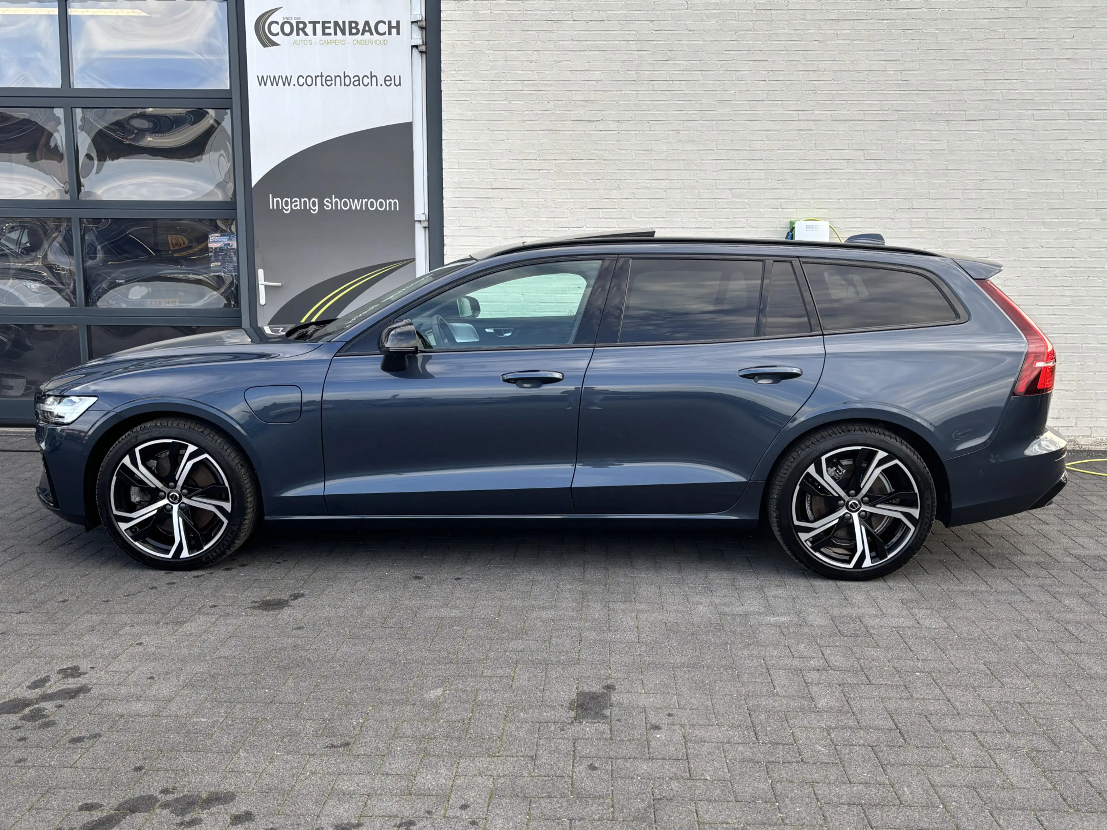 Volvo V60 2.0 T8 Plug-in hybrid AWD Ultra Dark | Zwenkbare t — photo 2