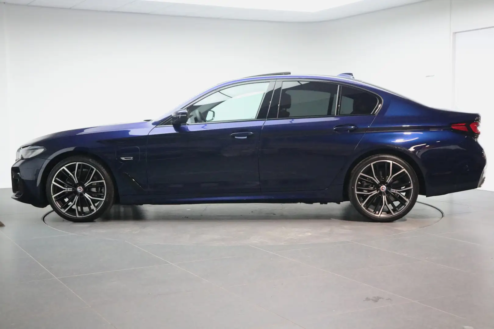 BMW 545 5-serie 545e xDrive High Executive M Sport Automaa Bleu - 2