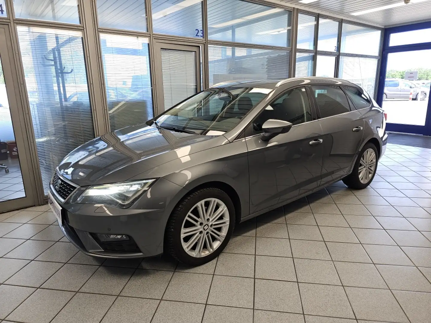 SEAT Leon Xcellence Tüv 06-2026 Grau - 2
