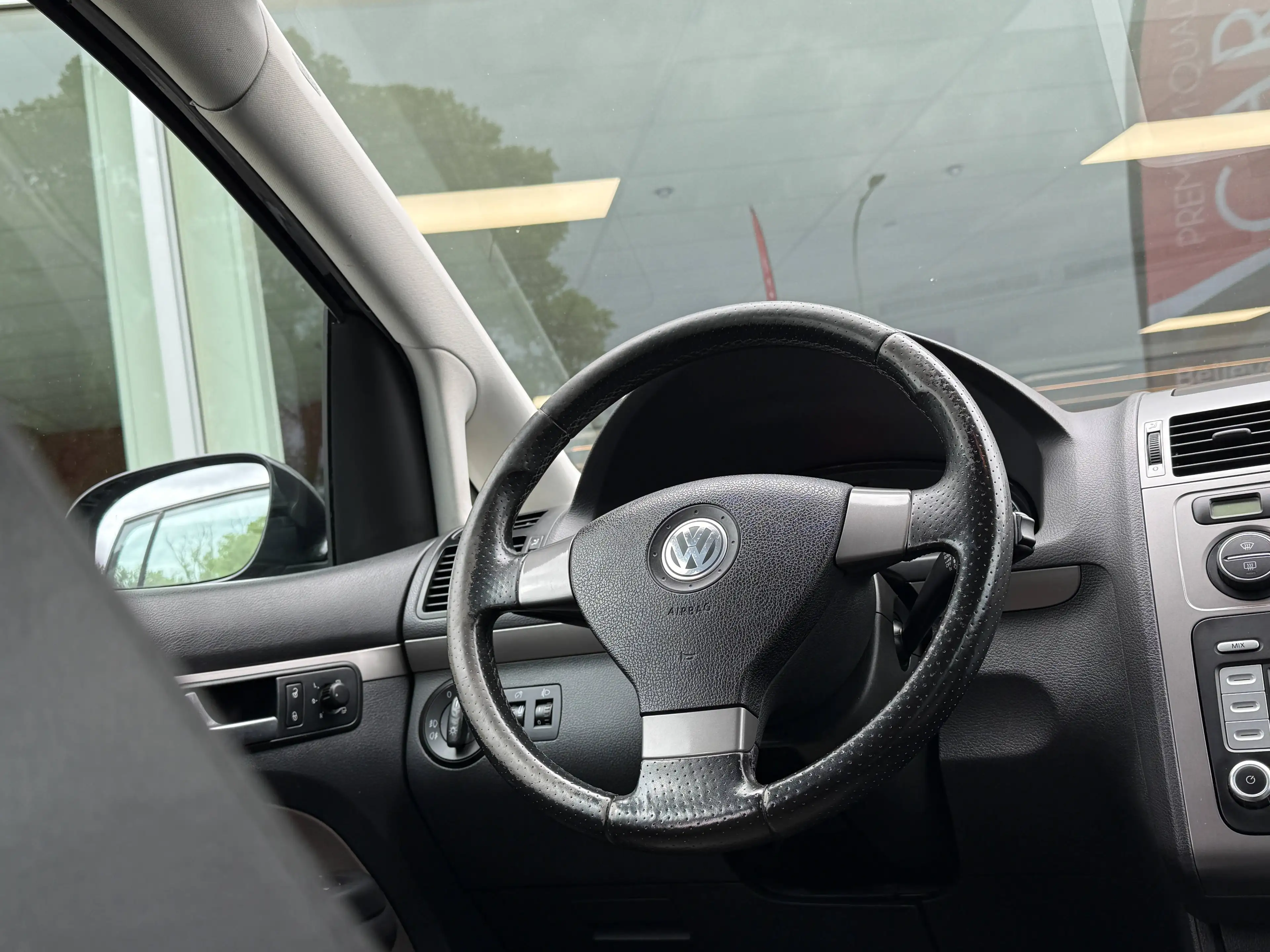 Volkswagen Touran ENKEL VERKOOP AAN HANDELAAR - 7 ZIT / TREKHAAK / ZETELVERWARMING / PARKEERSENSOREN / — photo 22