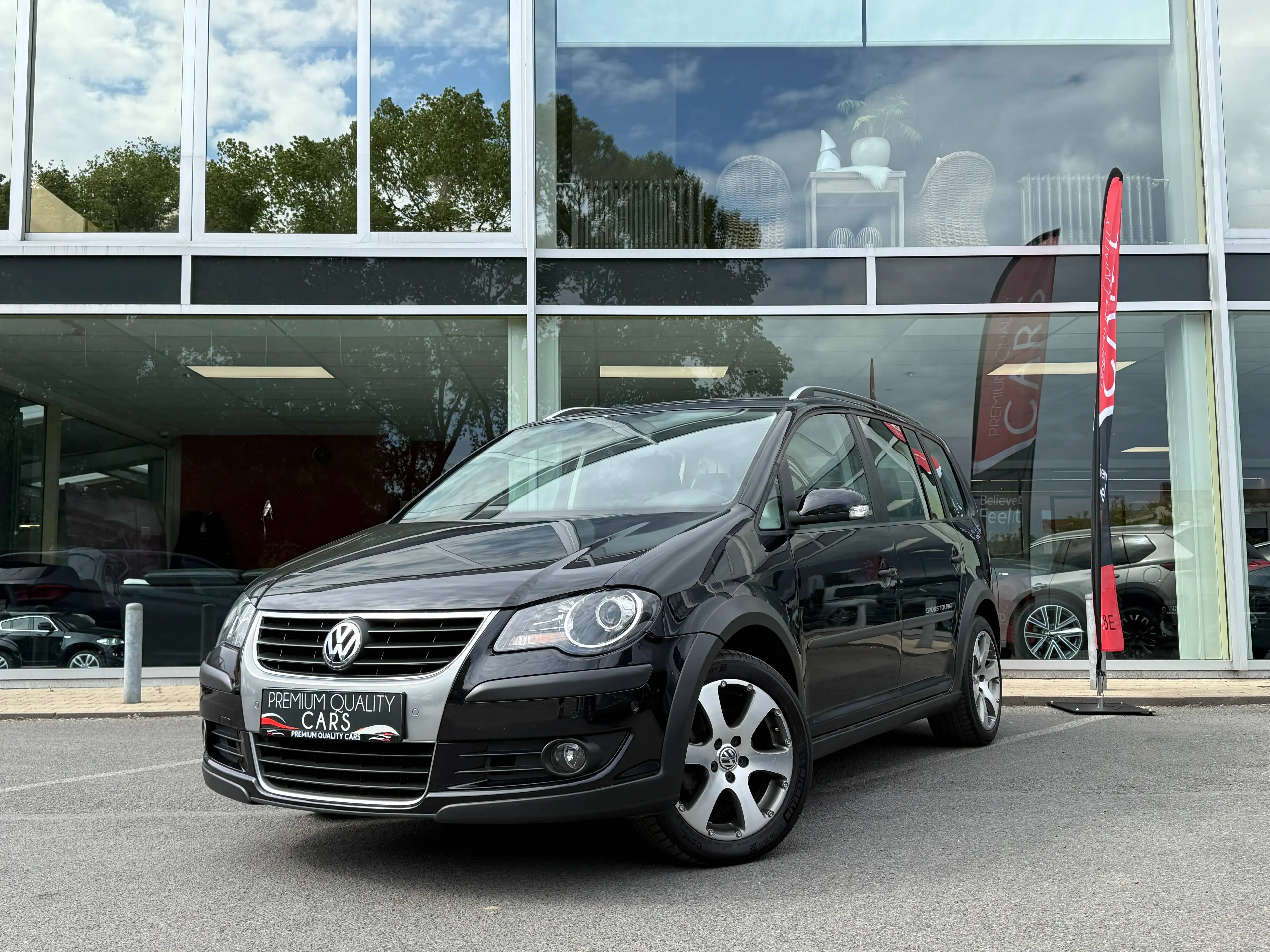 Volkswagen Touran ENKEL VERKOOP AAN HANDELAAR - 7 ZIT / TREKHAAK / ZETELVERWARMING / PARKEERSENSOREN /